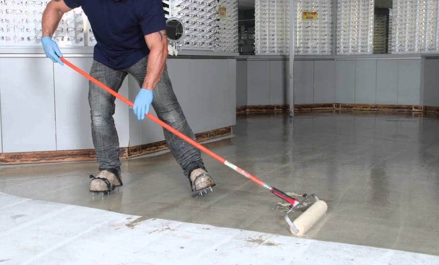 operario aplicando imprimación epoxi en pisos industriales